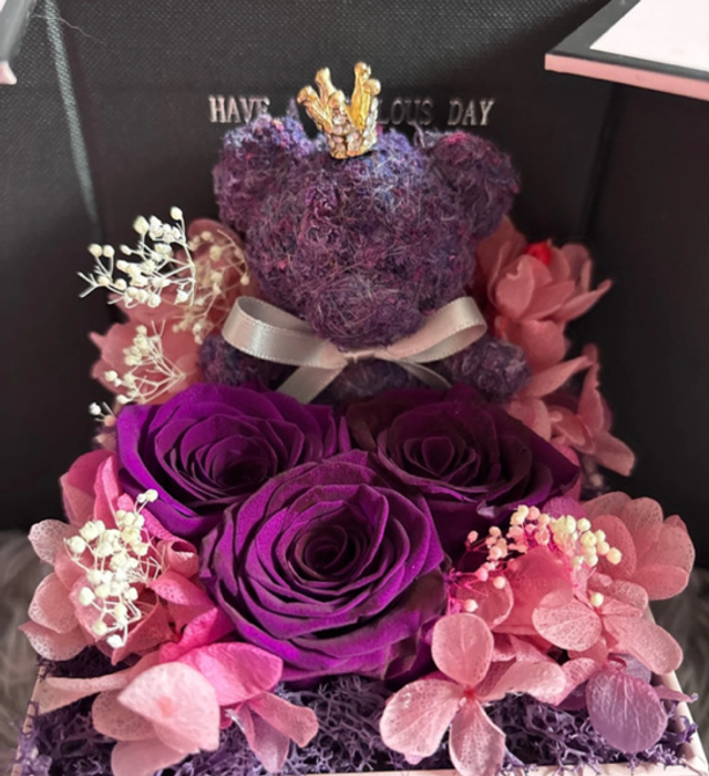 coffret cadeau rose qui s’ouvre avec plusieurs compartiments.