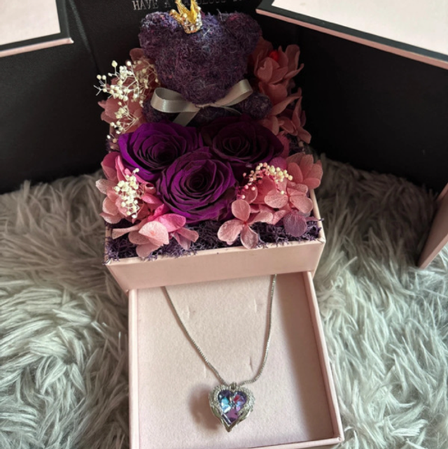 coffret cadeau rose qui s’ouvre avec plusieurs compartiments.