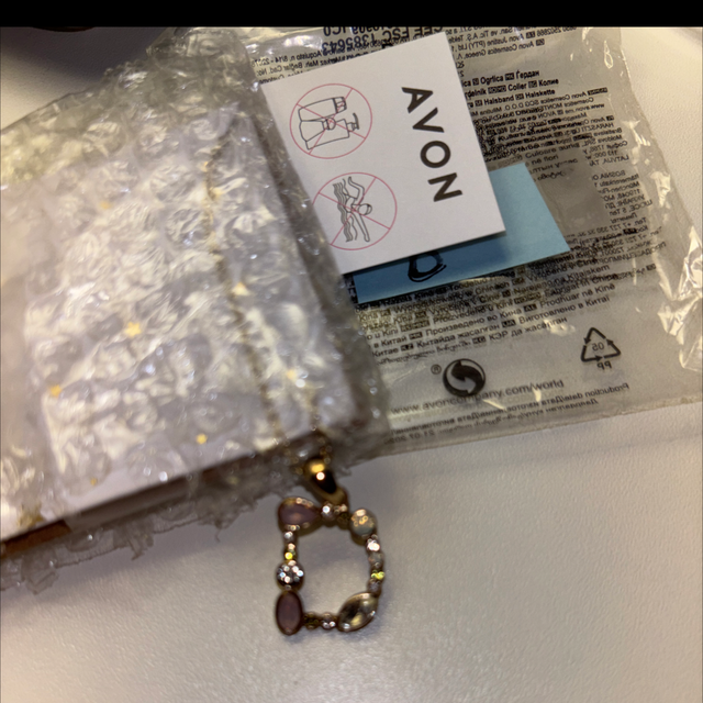 ✨ Collier AVON doré lettre D – pendentif pierres multicolores