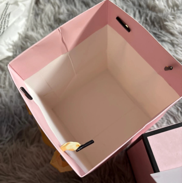 coffret cadeau rose qui s’ouvre avec plusieurs compartiments.