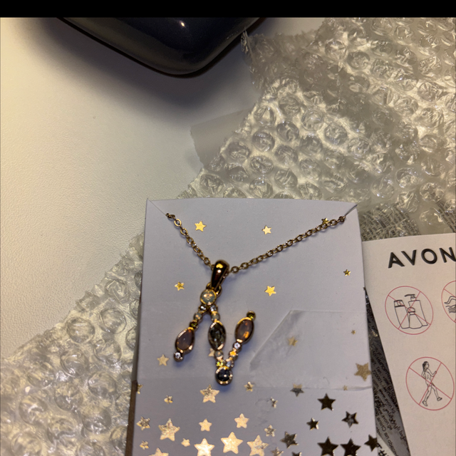 ✨ Collier AVON doré lettre (N) – pendentif pierres multicolores