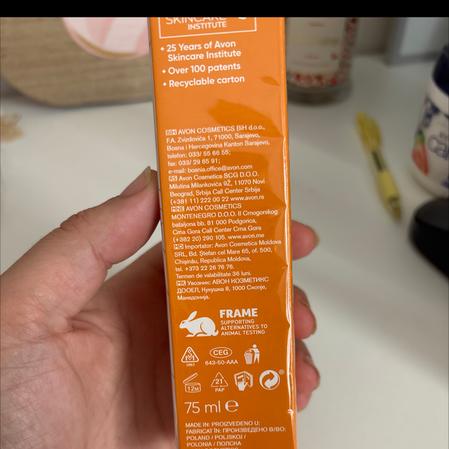 C’est le ANEW Radiance Maximising Micro-Dermabrasion – Vitamine C, de chez AVON. 🍊