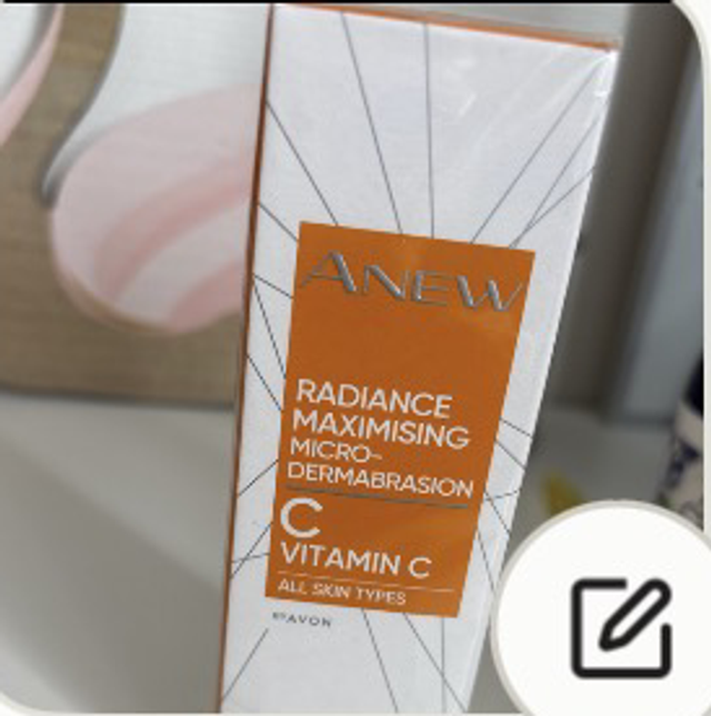 C’est le ANEW Radiance Maximising Micro-Dermabrasion – Vitamine C, de chez AVON. 🍊