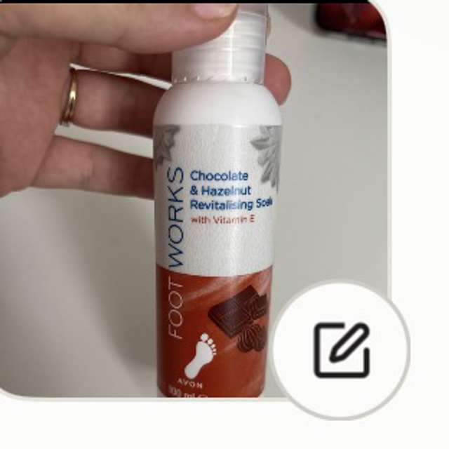 🦶 AVON Foot Works – Bain revitalisant pour les pieds Chocolat & Noisette – 100 ml