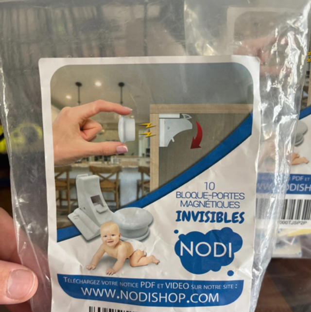 C’est un lot de 10 + 3/4 bloque-portes magnétiques invisibles NODI, avec adhésifs 3M. 👶🚪