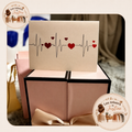 coffret cadeau rose qui s’ouvre avec plusieurs compartiments.